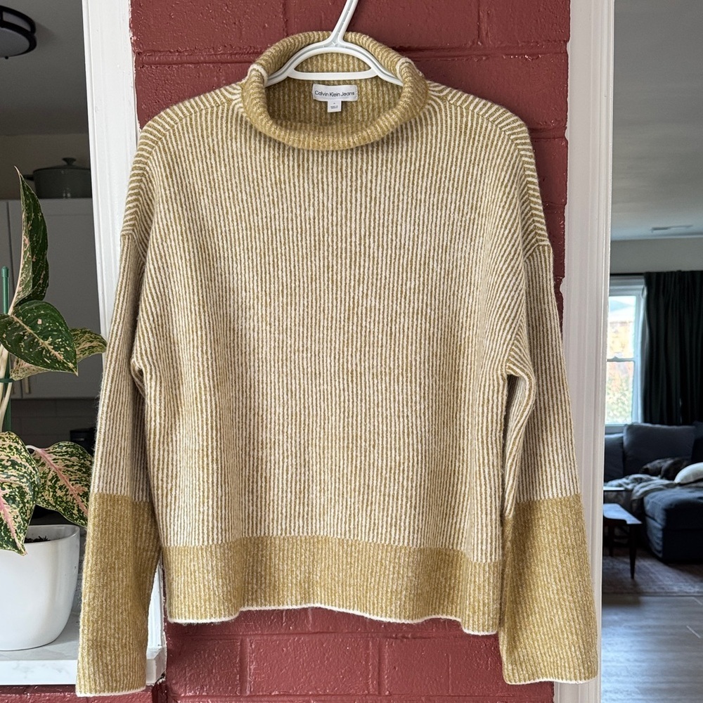 Calvin Klein White and Green Vertical Striped Turtleneck Sweater Medium